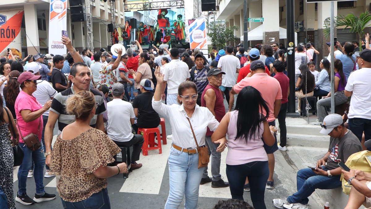 El público que asistió al Festival de la calle Córdova bailó con los diversos ritmos que ofrecieron los artistas.