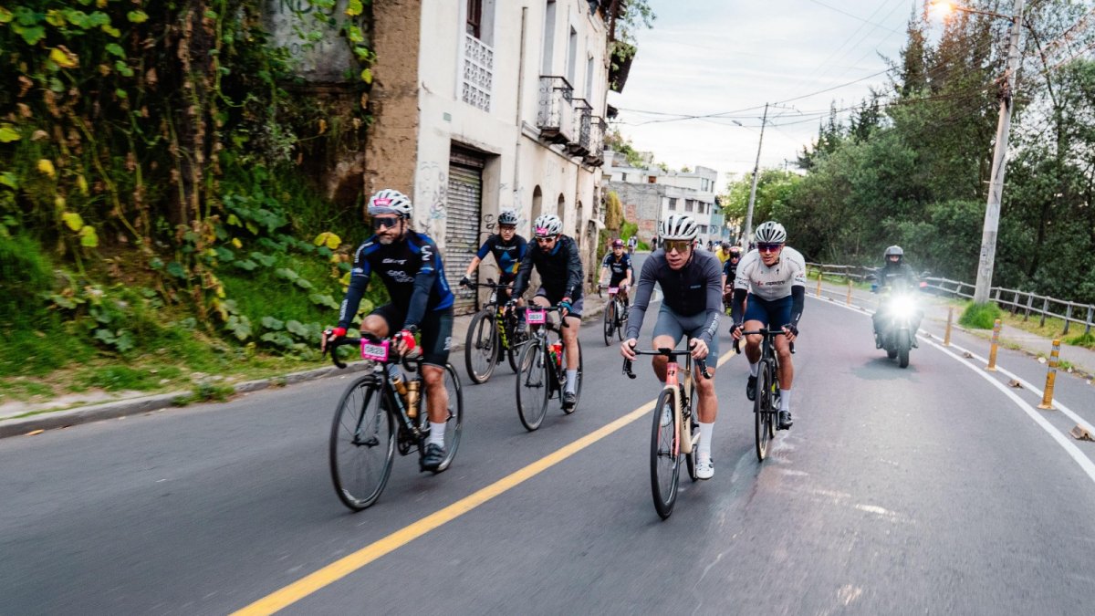 El colombiano Rigoberto Urán (derecha) recorrió las rutas de Quito durante la tercera edición del Giro de Rigo en Ecuador.