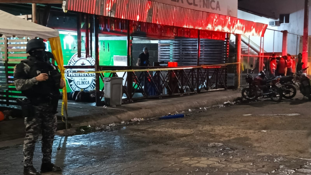 Policía Nacional resguarda la escena tras masacre en distribuidora de licores en El Empalme.