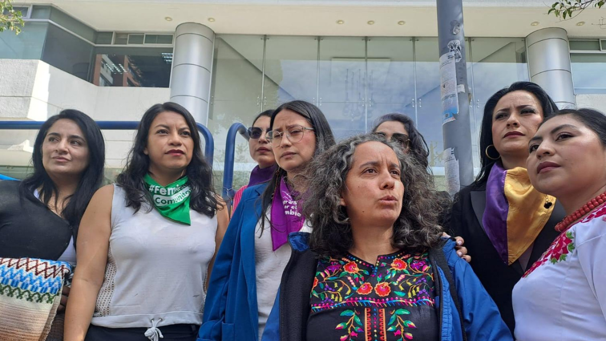 Algunas integrantes del movimiento de mujeres, como Geraldine Guerra, acudieron a la Corte Constitucional, el 28 de julio del 2025. Se oponen a la eliminación del Ministerio de la Mujer.