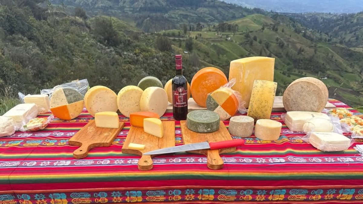 En la mesa algunas de las variedades de queso que se elabora en Ecuador.