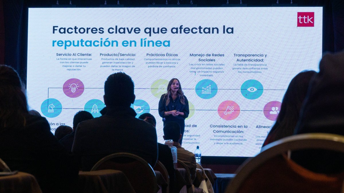 Expertos digitales comparten conocimientos y tendencias durante el Social Media Day Ecuador 2025, celebrado en Guayaquil y Quito por su décimo aniversario.