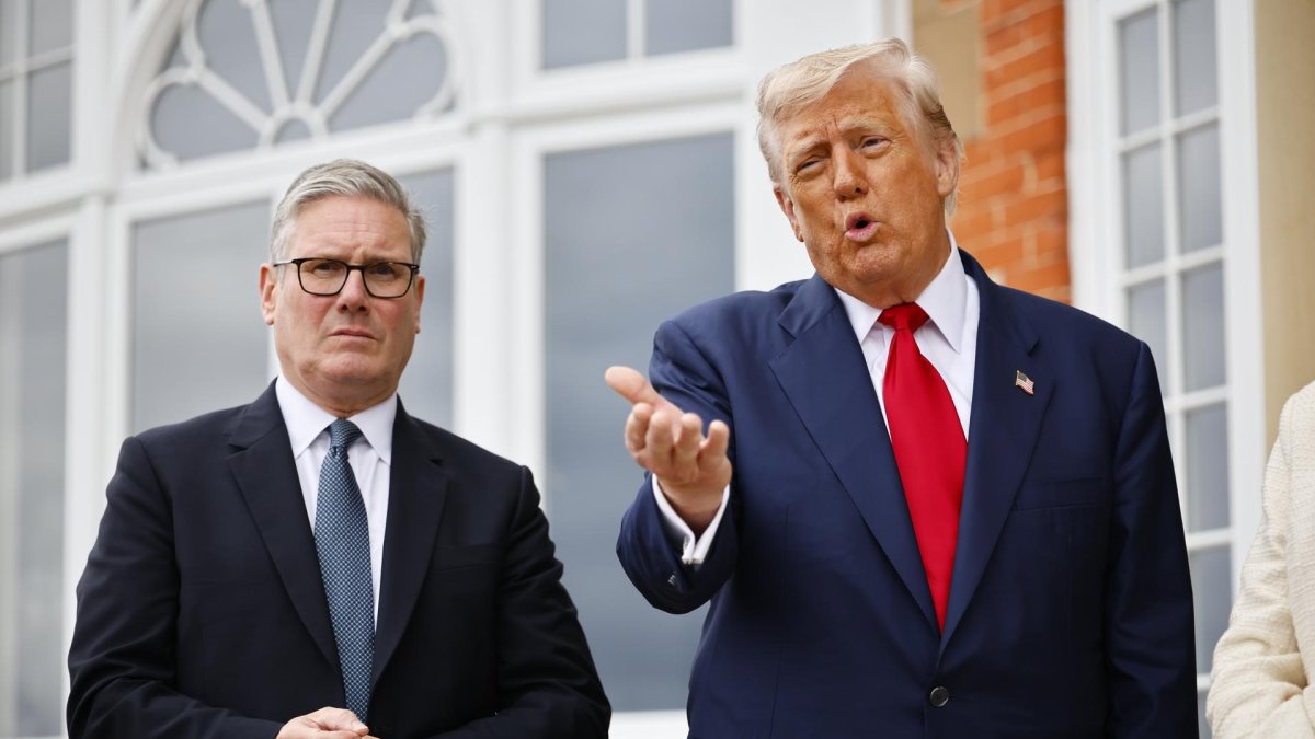 El Primer Ministro Británico Keir Starmer (I) y el Presidente de EE.UU. Donald J. Trump (D)  en Turnberry, Escocia, Reino Unido, 28 de julio de 2025.