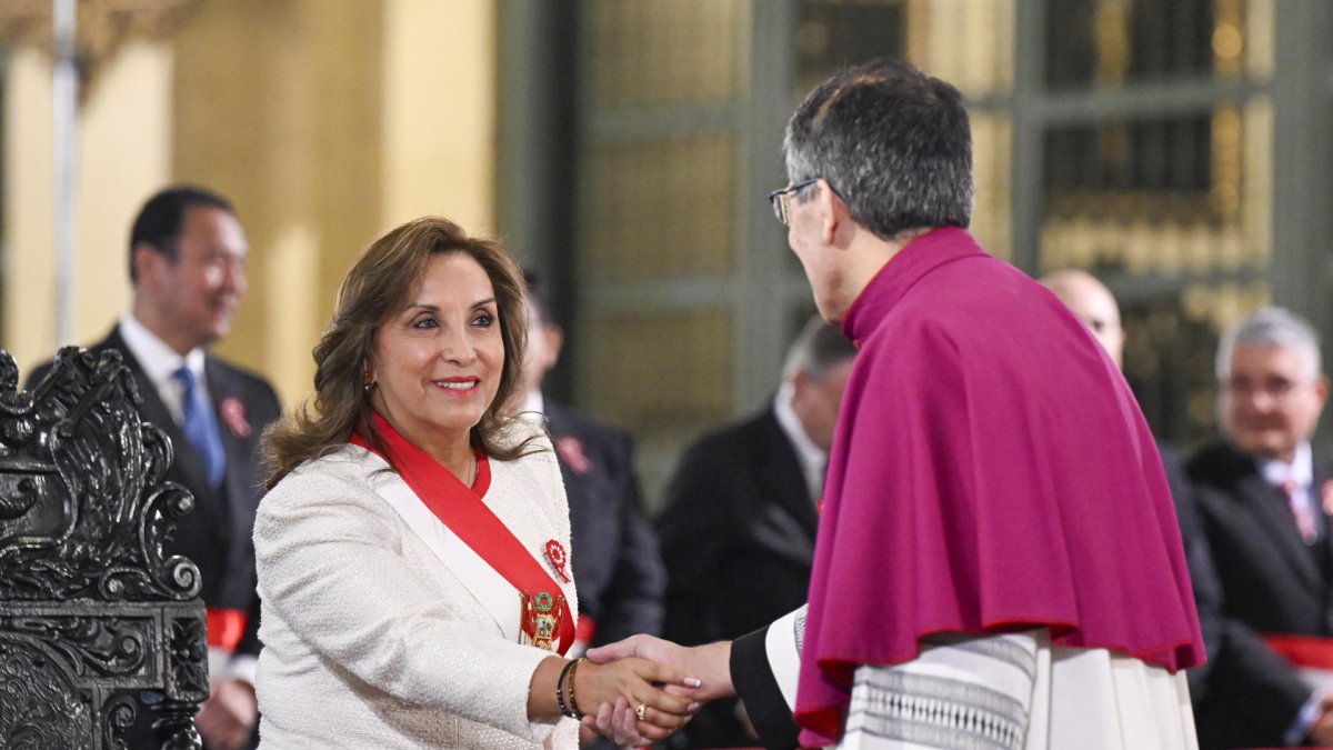 El arzobispo de Lima y cardenal, Carlos Castillo Mattasoglio (d), saludando a la presidenta de Perú, Dina Boluarte, este lunes 28 de julio de 2025 en Lima (Perú).