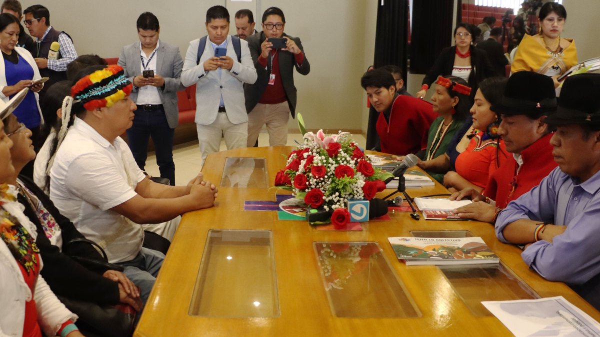 Marlon Vargas recibió de manos de Leonidas Iza, la transición administrativa del mando de la Conaie.