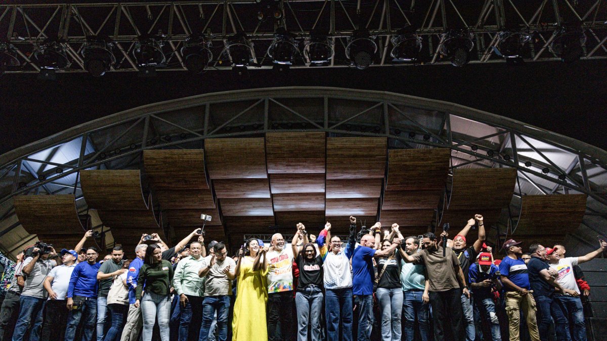 El candidato del Partido Socialista Unido de Venezuela (PSUV), Gian Carlo Di Martino, celebra su victoria en las elecciones municipales en Maracaibo (Venezuela).