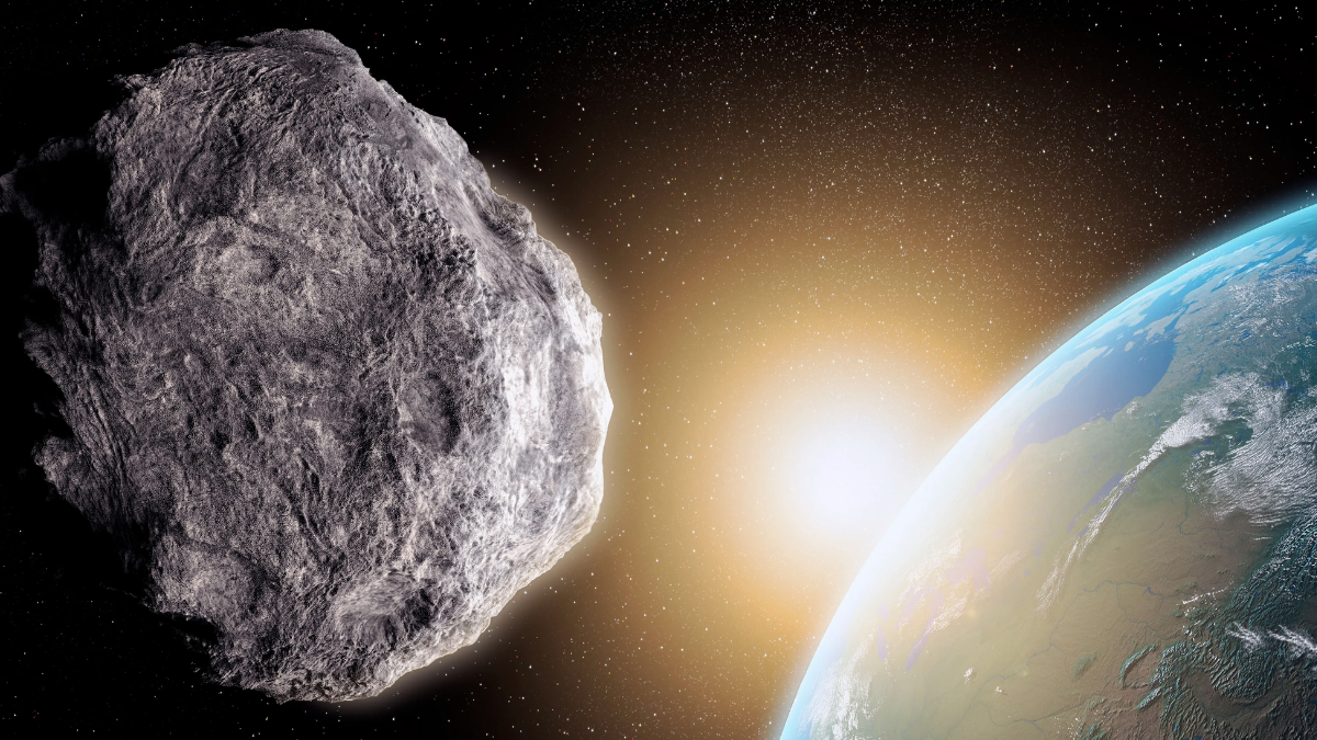 Representación del asteroide 2022 OE2 comparado con la Torre de Pisa. Aunque su tamaño impresiona, su trayectoria no representa peligro para la Tierra.