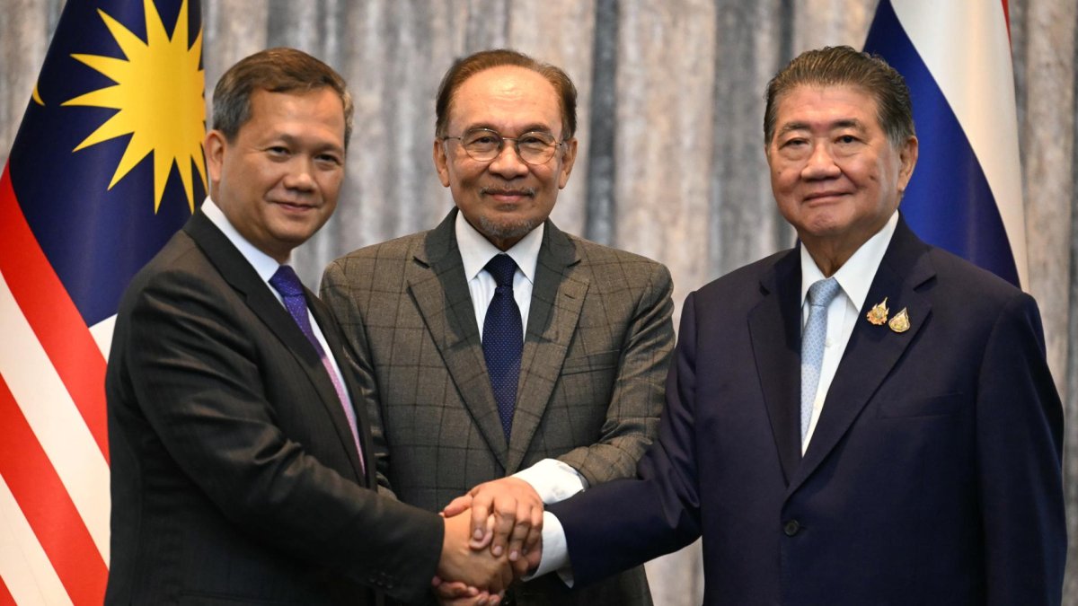 El primer ministro de Malasia, Anwar Ibrahim (c) y los primeros ministros de Tailandia y Camboya, Phumtham Wechayachai (d) y Hun Manet (i), tras el acuerdo de un alto el fuego.