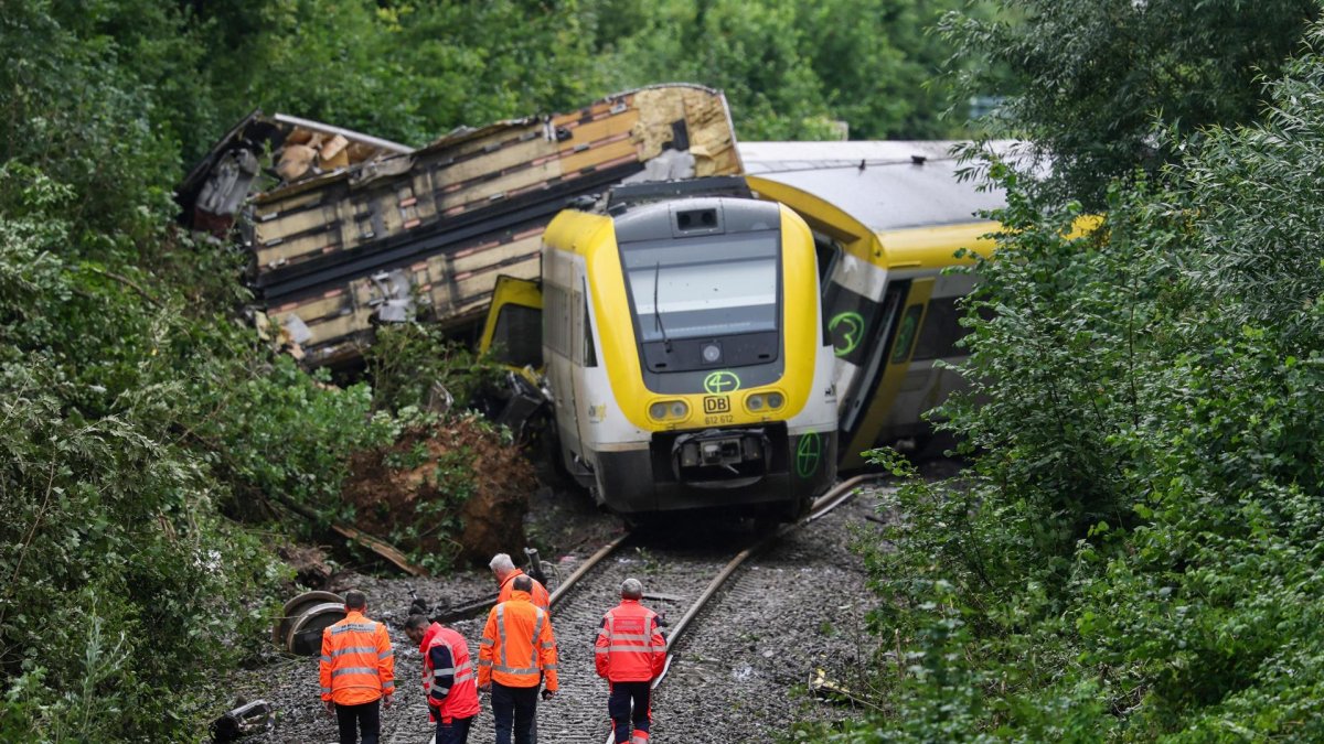 Trabajadores de la compañía ferroviaria alemana se encuentran frente a un tren de pasajeros descarrilado cerca de Riedlingen, Alemania, el 28 de julio de 2025.