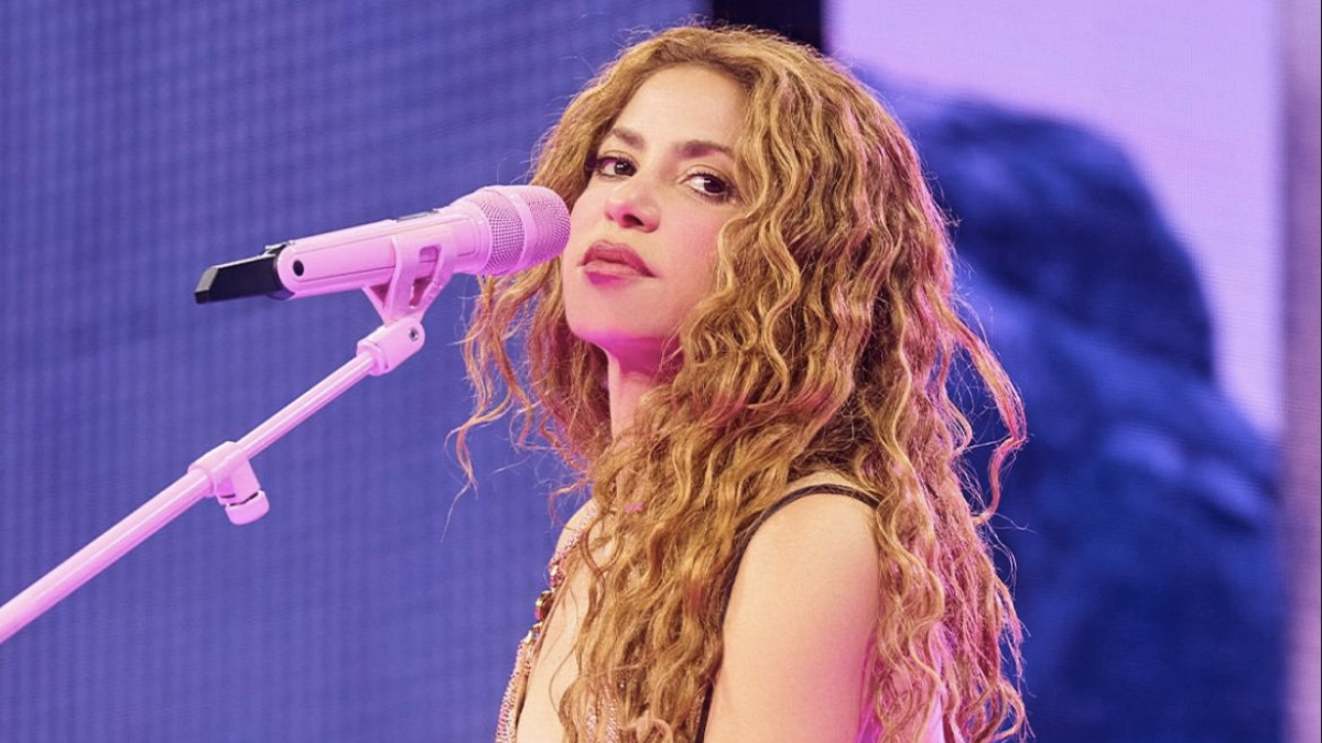 Shakira comparte imágenes desde el estudio de grabación mientras su gira mundial sigue agotando escenarios en América y Europa.