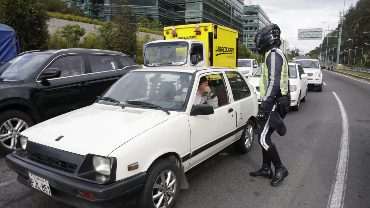 Quito es una de las ciudades con mayor congestión vial de la región. La medida vehicular busca reducir el tráfico a horas pico