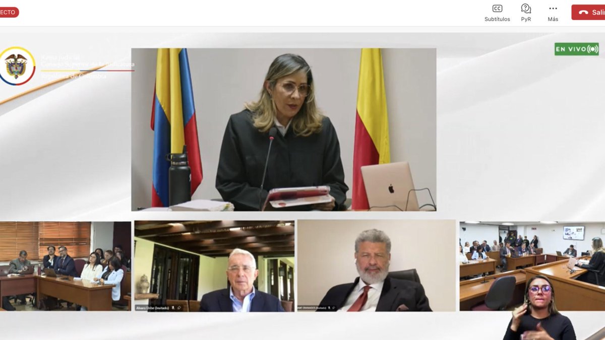 Captura de video que muestra a la jueza Sandra Heredia (arriba), al abogado Jaime Granados (2d-abajo) y al expresidente colombiano Álvaro Uribe (2i-abajo), en la audiencia de este lunes, en Bogotá.