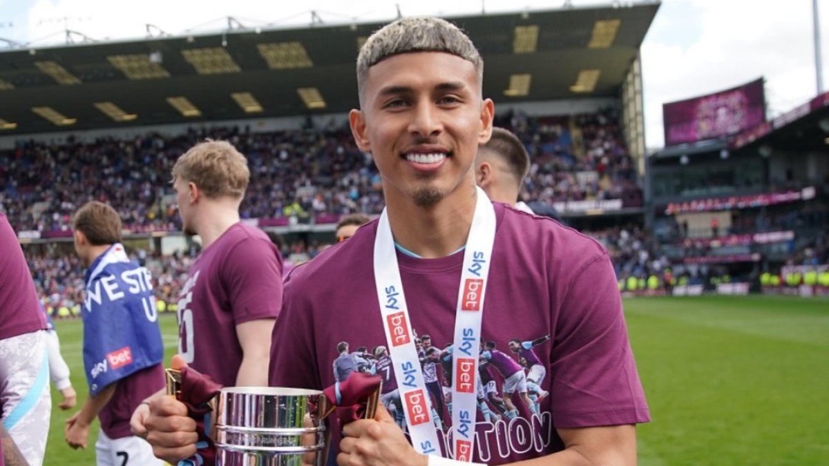 Sarmiento logró el ascenso a la Premier League inglés con el Burnley en la campaña 2024-25.