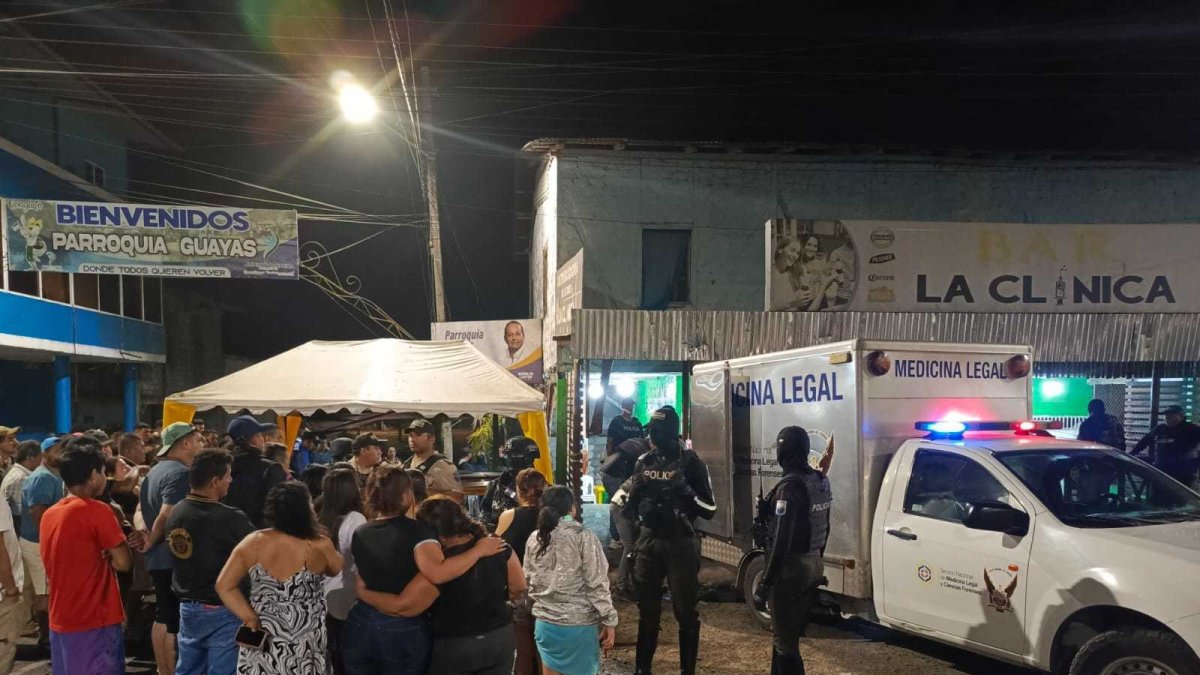 Familiares, amigos y habitantes en general buscaban consuelo ante la tragedia ocurrida en un bar de Guayas, parroquia de El Empalme.