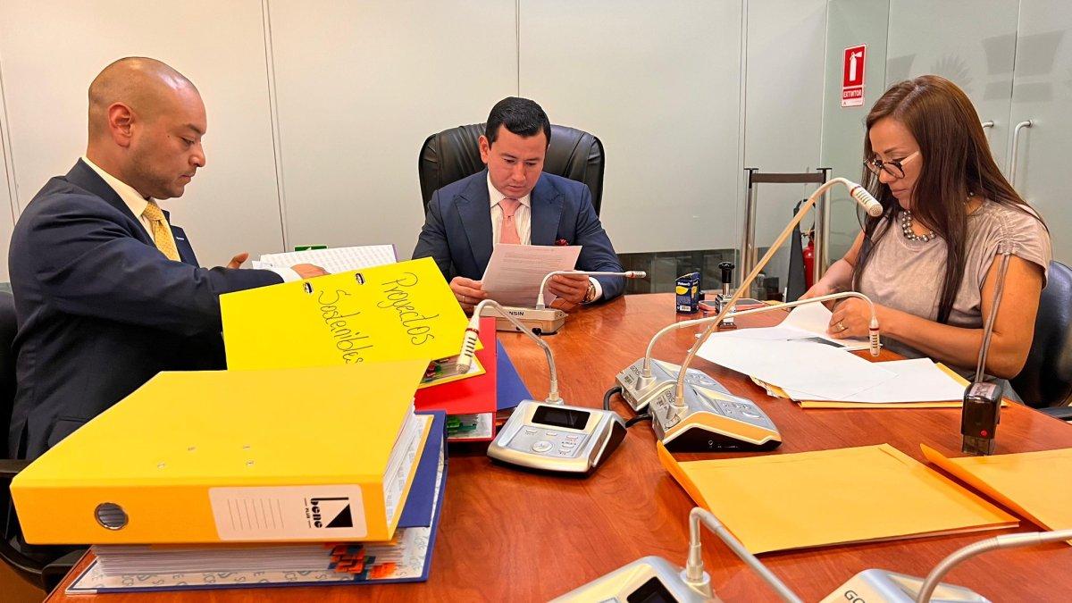 El abogado de Daniel Salcedo acudió con las carpetas a la mesa de Fiscalización.