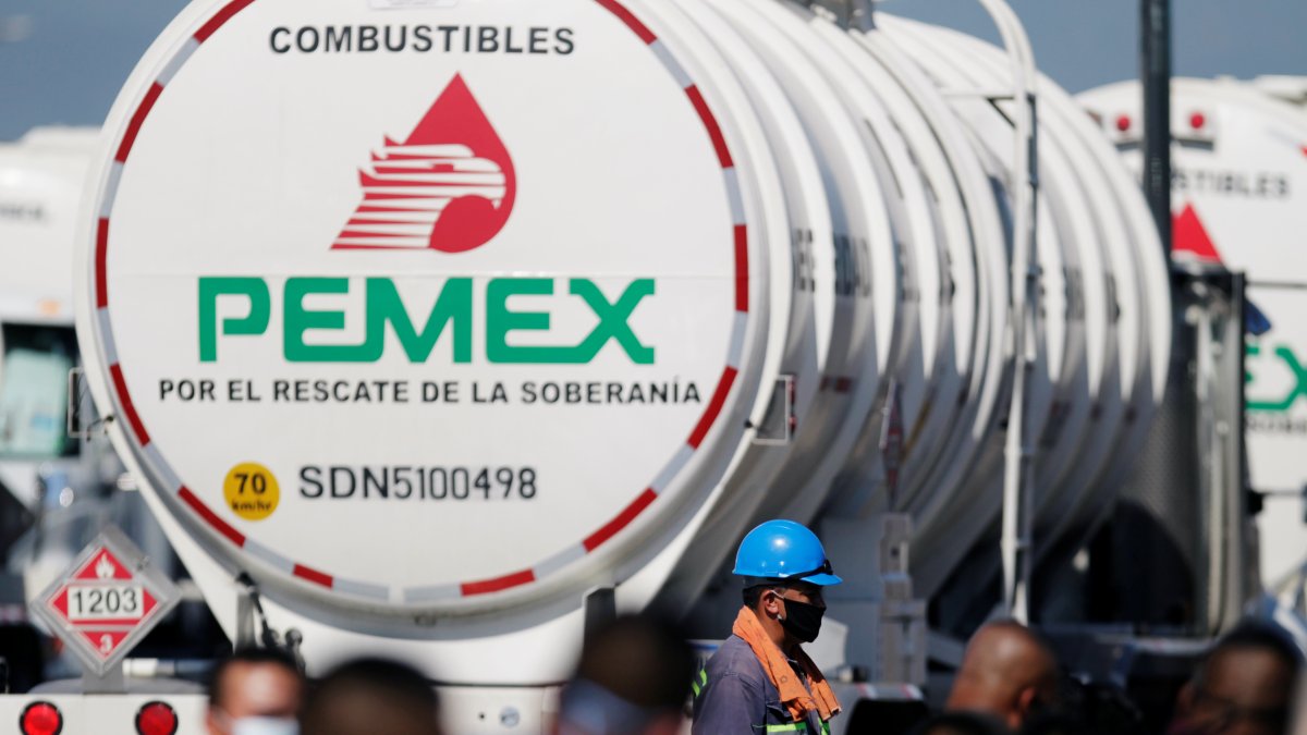 Un trabajador de la petrolera estatal mexicana PEMEX junto a un camión de la empresa petrolera.