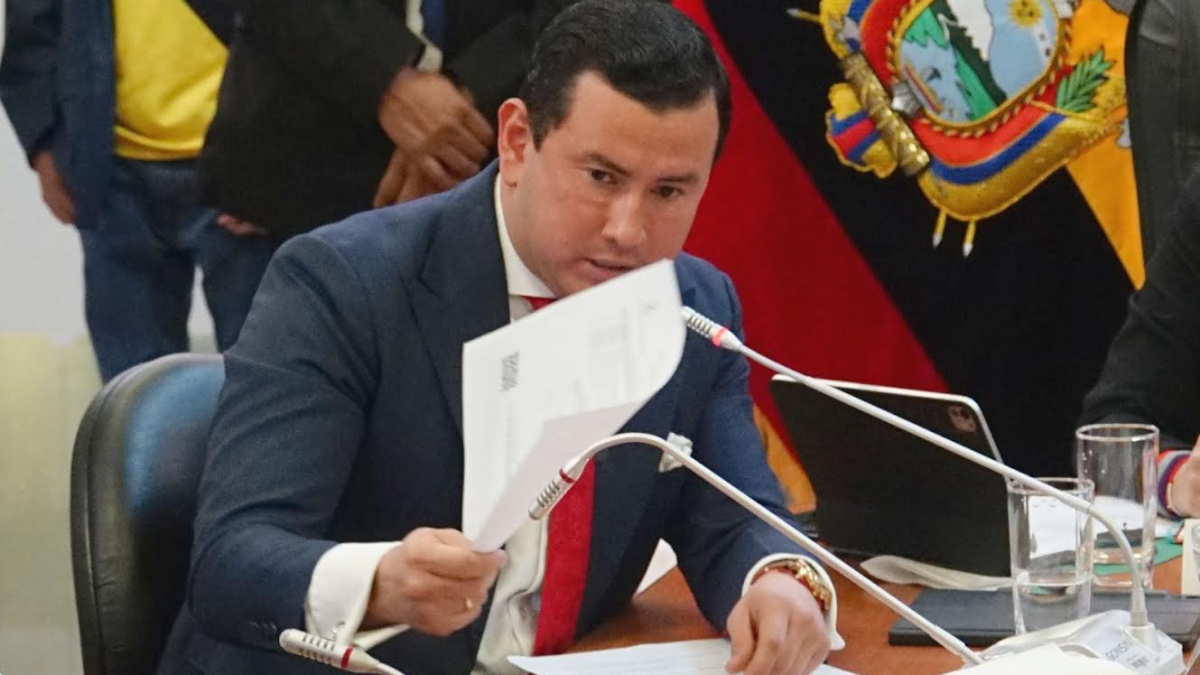 En octubre del 2023, Ferdinan Álvarez oficializó su salida de la Revolución Ciudadana y pasó a formar parte de ADN.