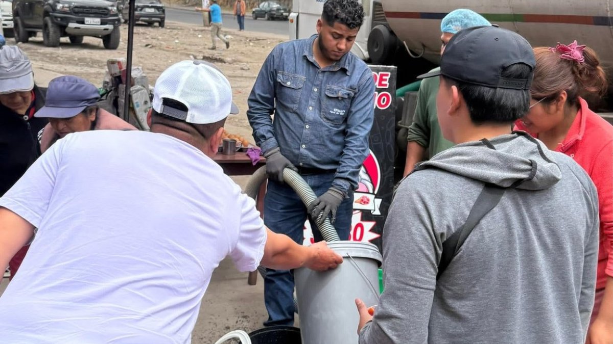 Mientras duró el corte de agua, algunos vecinos compartieron el líquido con los afectados. El Municipio dice que analiza compensaciones.