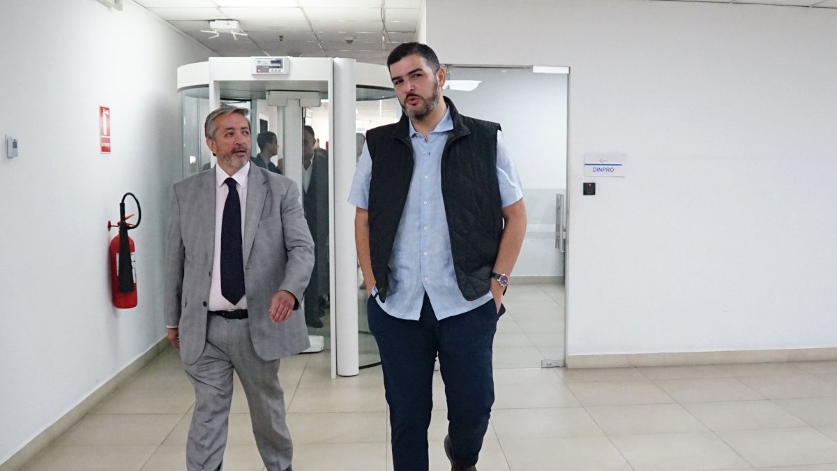 El alcalde de Guayaquil, Aquiles Álvarez (derecha), junto a su abogado, Ramiro García, llegando a una audiencia del caso Triple A, en Quito.