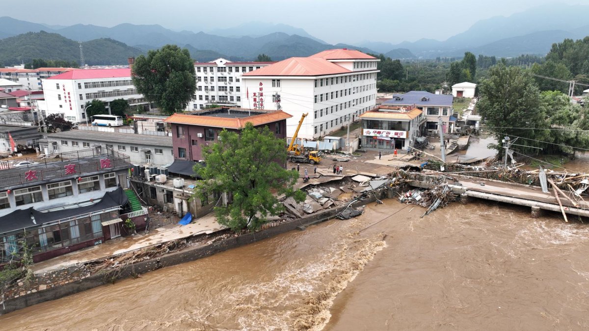 Una carretera y un puente afectados por la inundación en la aldea Xiaying, en el norte de China, el 28 de julio de 2025.