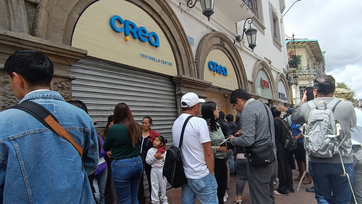 Fachada de una agencia de la Cooperativa CREA en Cuenca, cerrada tras el anuncio oficial de su liquidación.