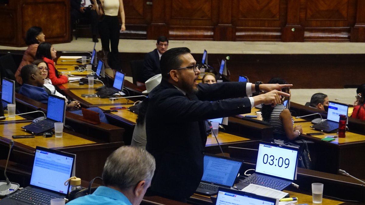 El asambleísta Blasco Luna expuso la denuncia en sesión del Pleno de la Asamblea.