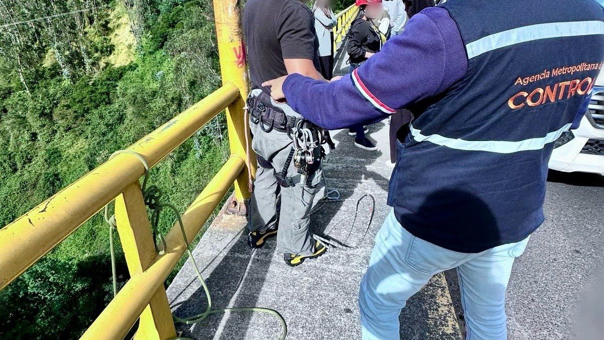 El hombre sancionado tenía cuerdas y un arnés. Estaba al lado de las barandas de seguridad del puente de la av. González Suárez, norte de Quito.