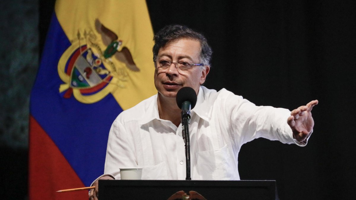 El presidente de Colombia, Gustavo Petro, habla durante la conmemoración de los 500 años de la fundación de Santa Marta, (Colombia).