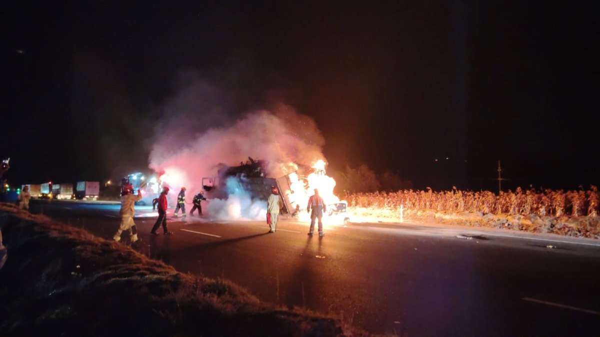 El incendio de los dos automotores asustaron a los moradores del barrio Chan.
