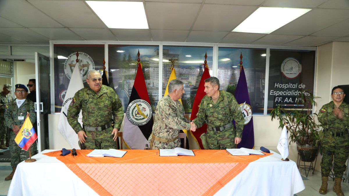 El cambio de mando fue liderado por el Almirante Jaime Vela en presencia de autoridades civiles y militares