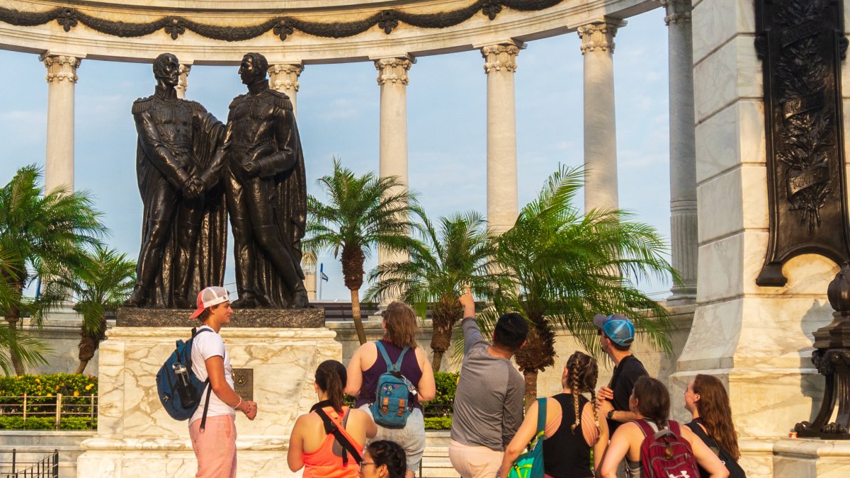 Explora Malecón se denomina el recorrido por los principales puntos de este sector del centro de Guayaquil, donde se encuentra el hemiciclo de La Rotonda.