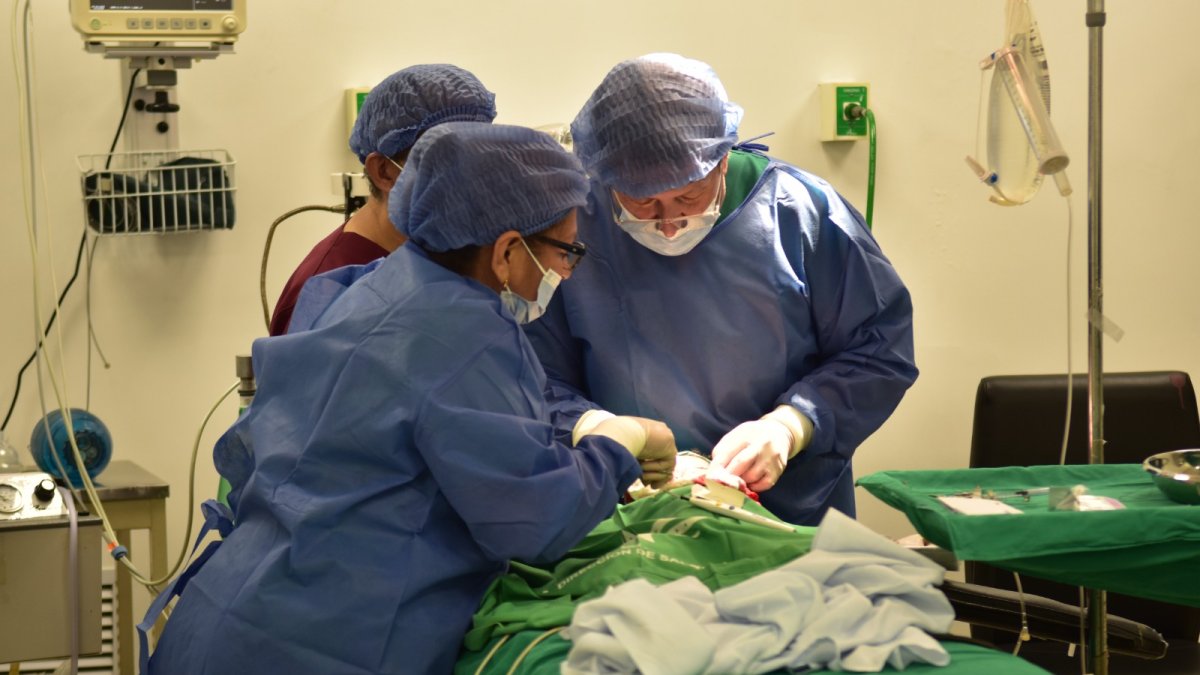 Imagen del equipo médico del Municipio de Guayaquil interviniendo a uno de los menores beneficiarios del programa de cirugías gratuitas por labio leporino y paladar hendido.