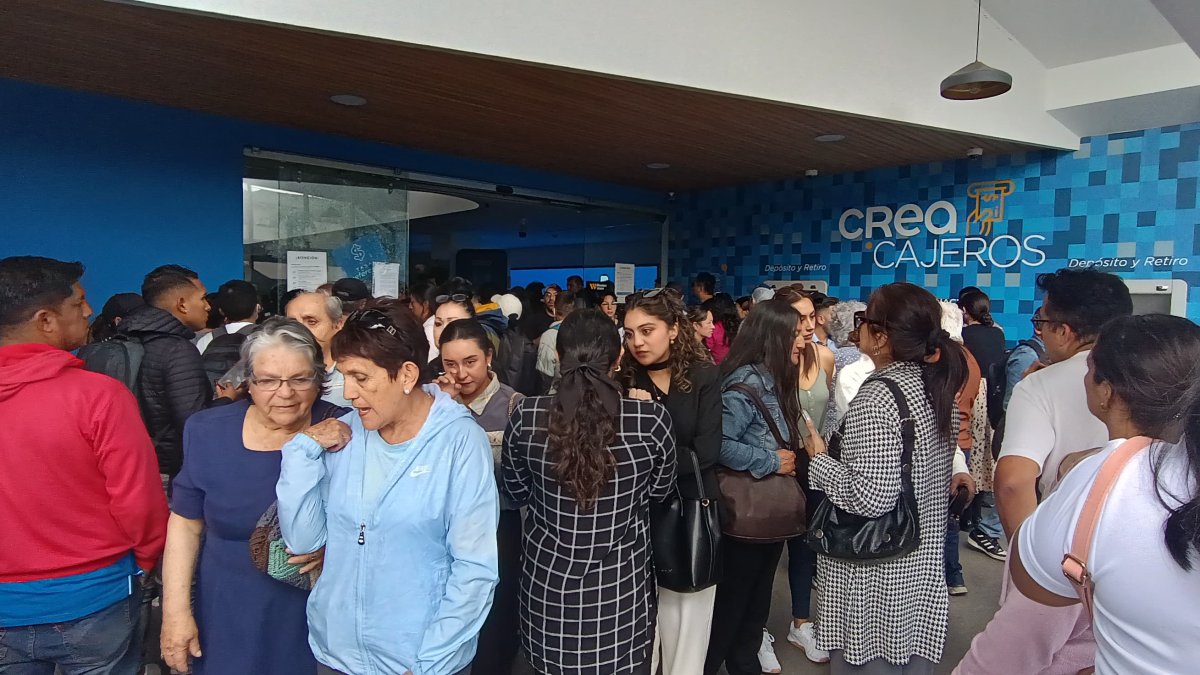 Decenas de personas se volcaron a la matriz de la Coopertiva de Ahorro y Crédito CREA tras el anuncio de su liquidación.