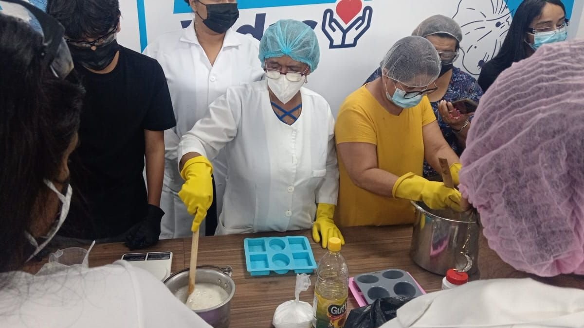 Mujeres, jóvenes y adultos mayores encuentran nuevas oportunidades de emprendimiento gracias al trabajo de estudiantes universitarios.