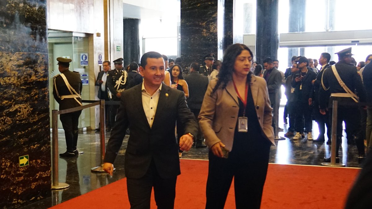 El asambleísta Ferdinan Álvarez recibió la documentación de Daniel Salcedo.