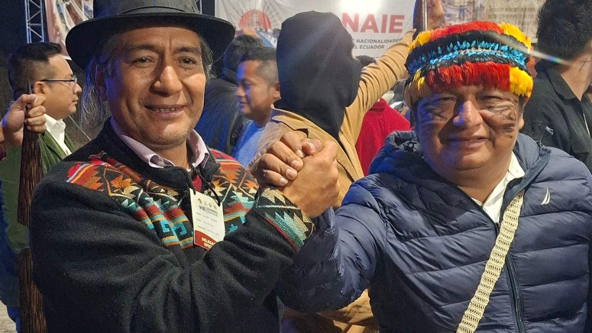 El exprefecto Salvador Quishpe con el nuevo presidente de la Conaie, Marlon Vargas.