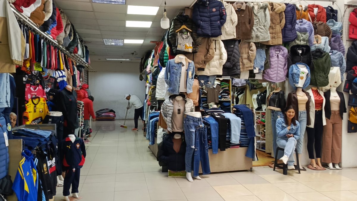 Variedad. En los locales de El Salto se ofrecen prendas como pantalones, chaquetas, blusas y camisas.