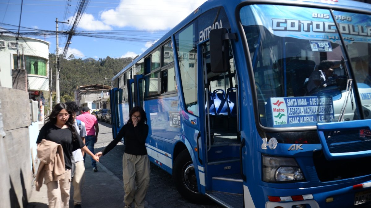 Norte. El bus que sale desde el barrio Santa María, ahora baja hasta la avenida 6 de Diciembre y pasa por El Labrador.