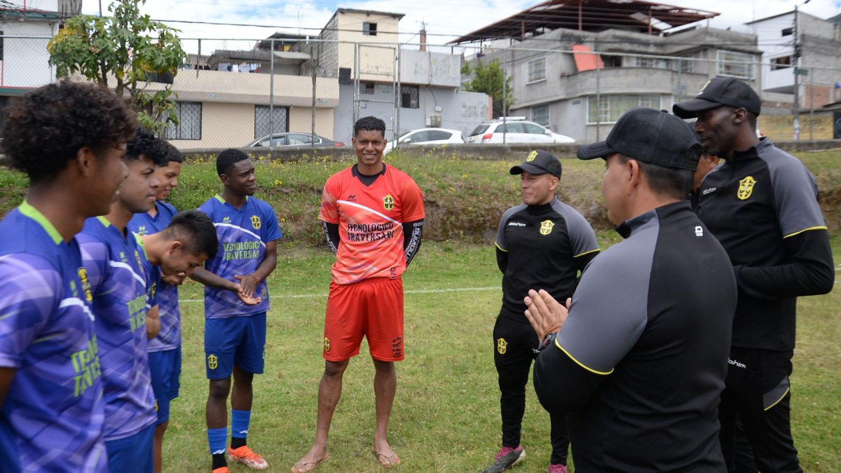 El experimentado arquero Adrián Bone (c) es el capitán de Miguel Iturralde.