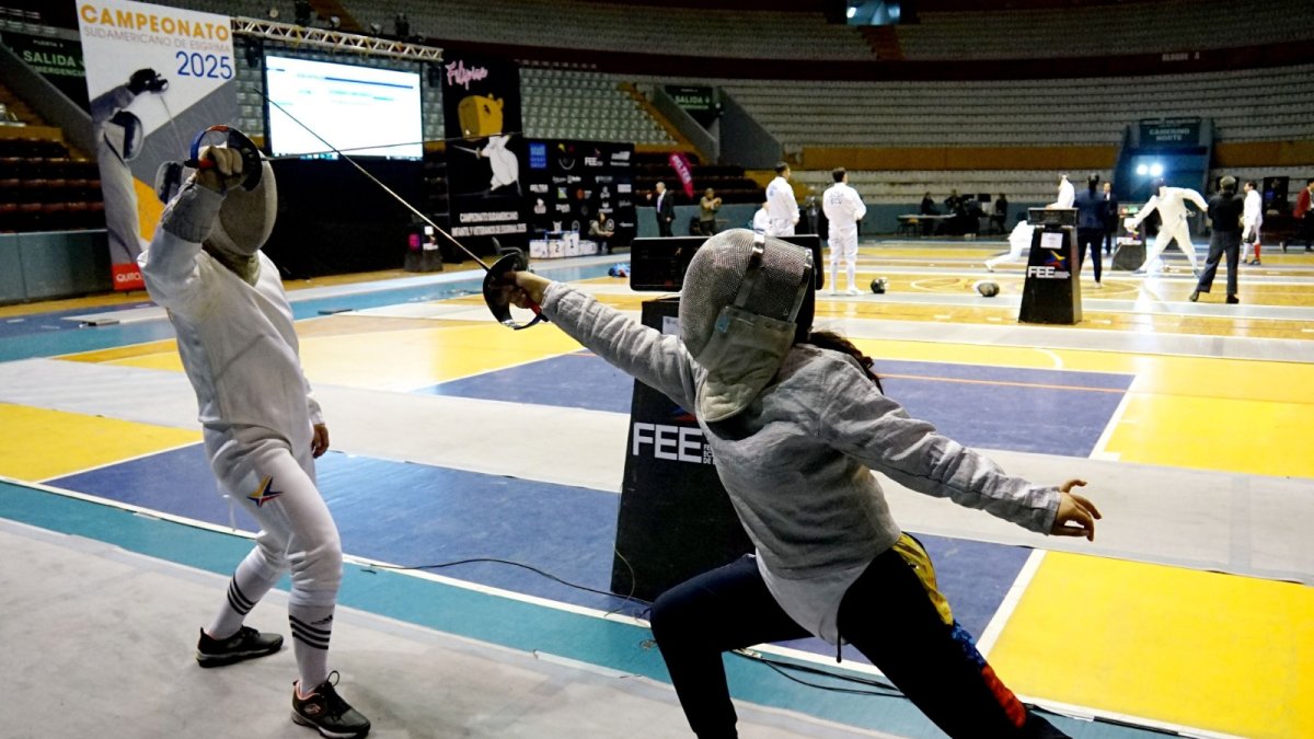 Deportistas. Madre e hija disfrutan de los entrenamientos y de las competencias de esgrima.