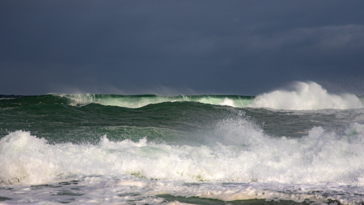Imagen referencial de las olas de un tsunami.