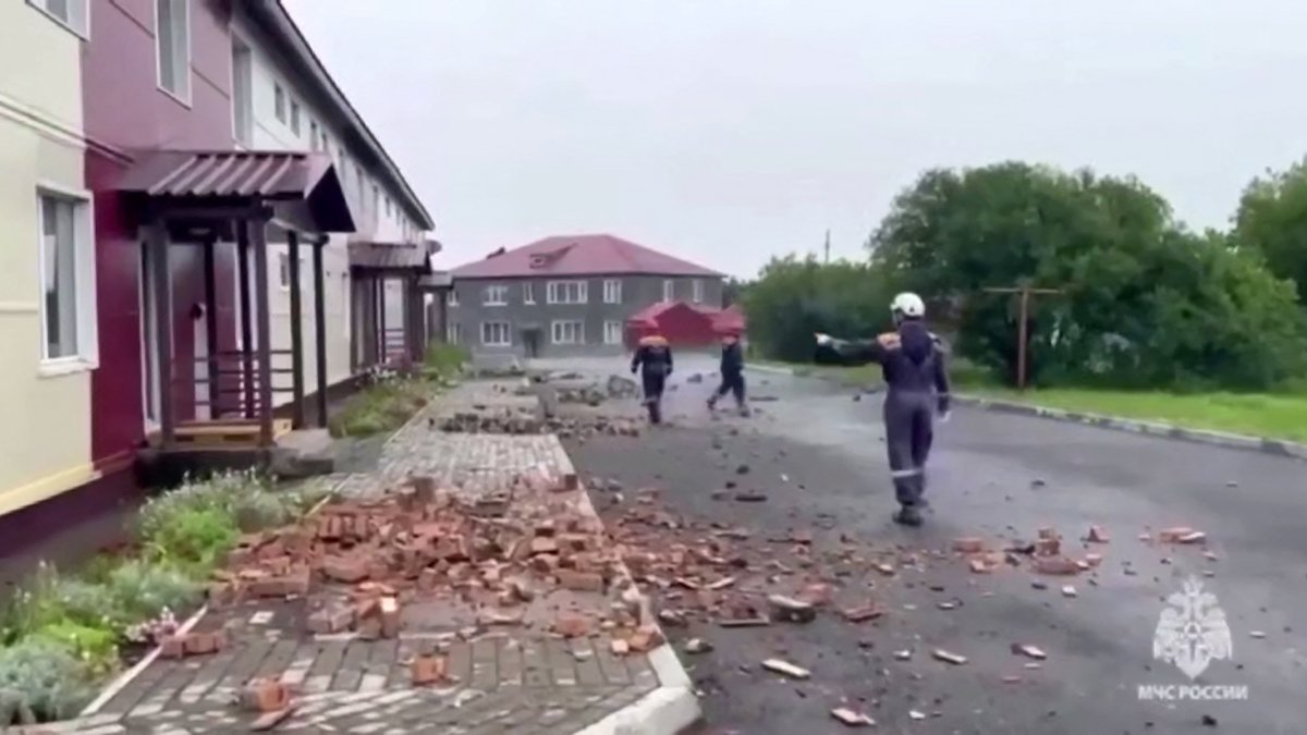 Especialistas del servicio de emergencia inspeccionando un edificio dañado después de un terremoto en el extremo oriental de la isla de Sakhalin.