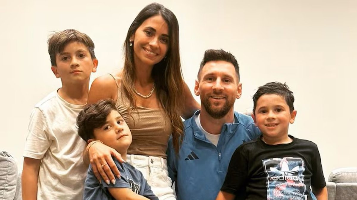 Lionel Messi junto a su esposa Antonela Roccuzzo y sus tres hijos.