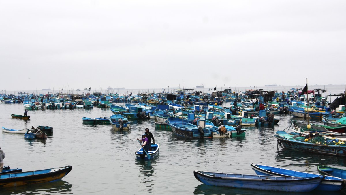 Pescadores permanecían con sus lanchas en el puerto de Santa Rosa, en la provincia de Santa Elena.