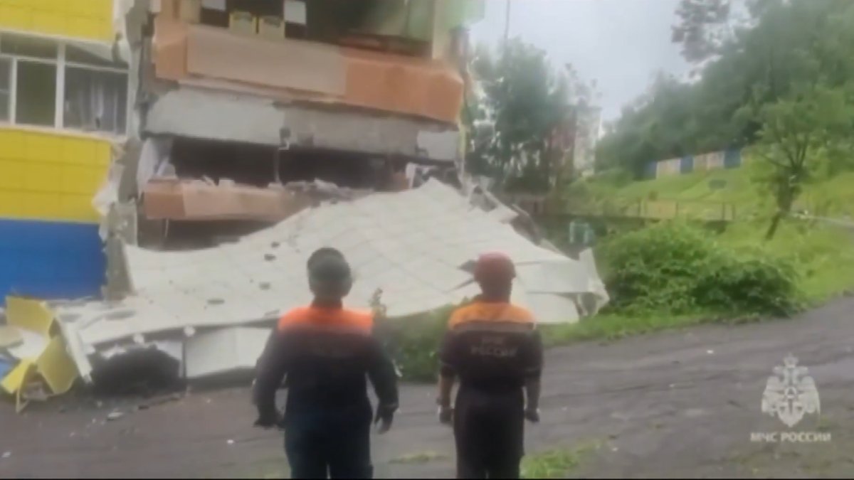 Miembros de las brigadas de socorro arriban a un sector de daños tras el potente sismo en Kamchatka.
