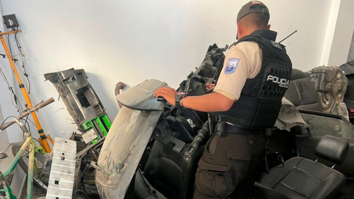 La Policía encontró más de 130 autopartes de carros robados en una bodega clandestina de Llano Grande, en el norte de Quito.