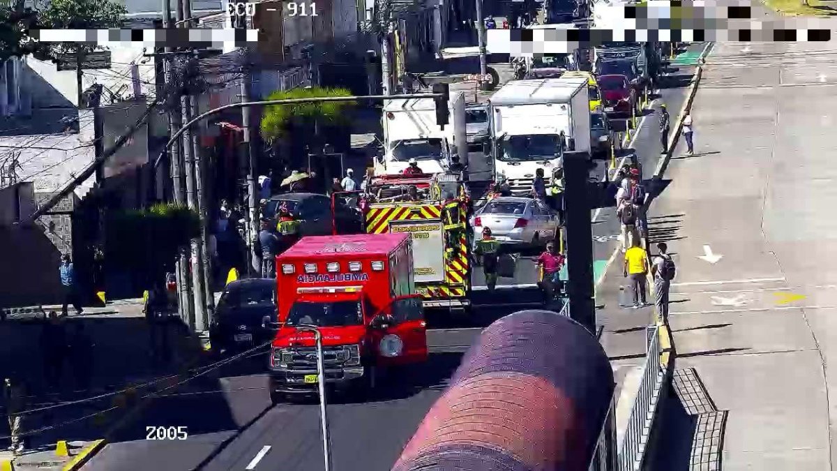 Dos personas resultaron afectadas, tras el volcamiento de un vehículo entre las avs. De La Prensa y Vaca de Castro, norte de Quito.