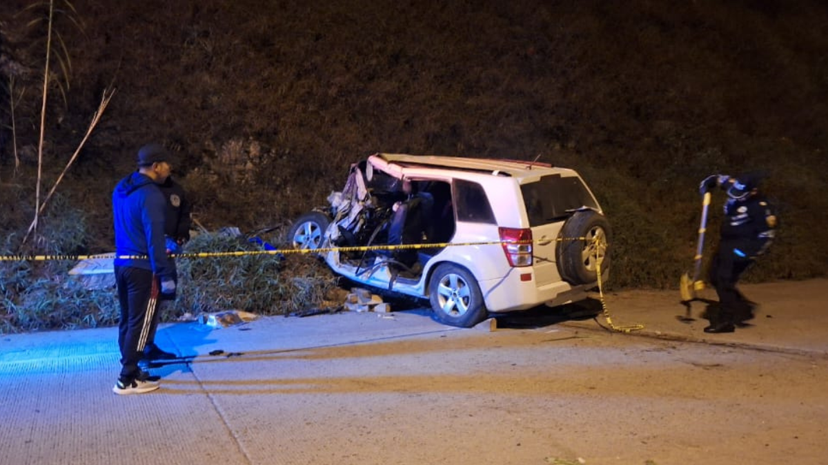 El vehículo oficial del Municipio de Girón quedó destruido tras el impacto con una volqueta en la vía Cuenca-Girón. El alcalde Cristian Ochoa resultó herido.