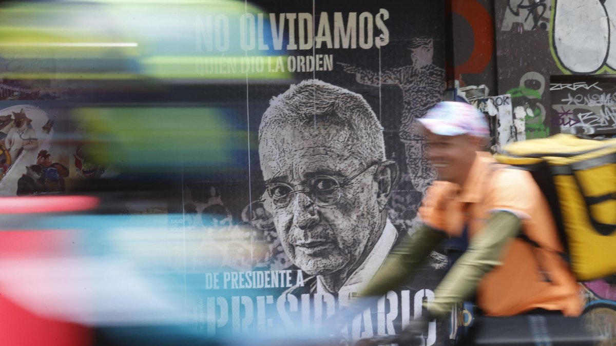 Un cartel con la imagen del expresidente de Colombia Álvaro Uribe Vélez, en Bogotá (Colombia).