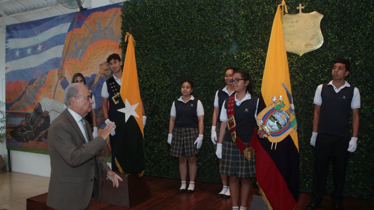 El IPAC conmemora el natalicio de Abdón Calderón con un evento cívico.